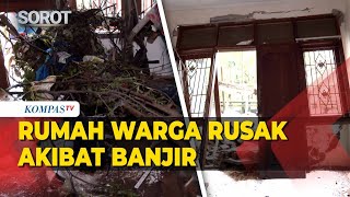 The Angke River embankment broke, damaging residents' homes due to flooding.