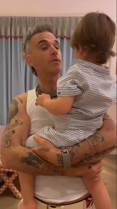 Robbie Williams sings ‘Angels’ with his children 🥺💜 #robbiewilliams #shorts