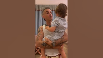 Robbie Williams sings ‘Angels’ with his children 🥺💜 #robbiewilliams #shorts