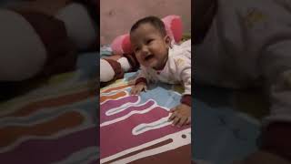 Ketawa terdengar suara pintu