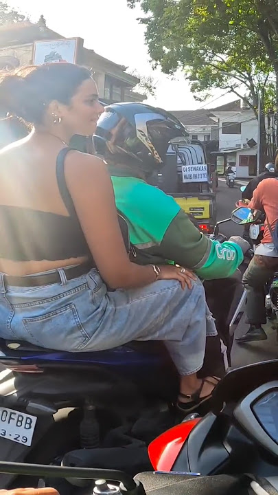 Harus Belajar Keras Untuk Memberikan Helm Kepada Customer #gojek #gojekbali #balivlog #bali