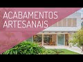 Casa de Praia com Decoração Leve, Acabamentos Artesanais e Paisagismo Tropical