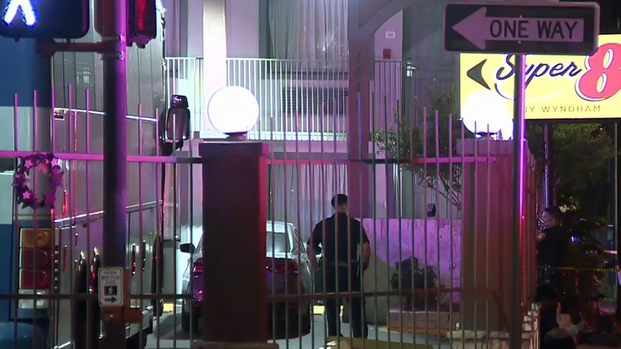 Man shot in motel parking lot; 2 men sought by police - YouTube