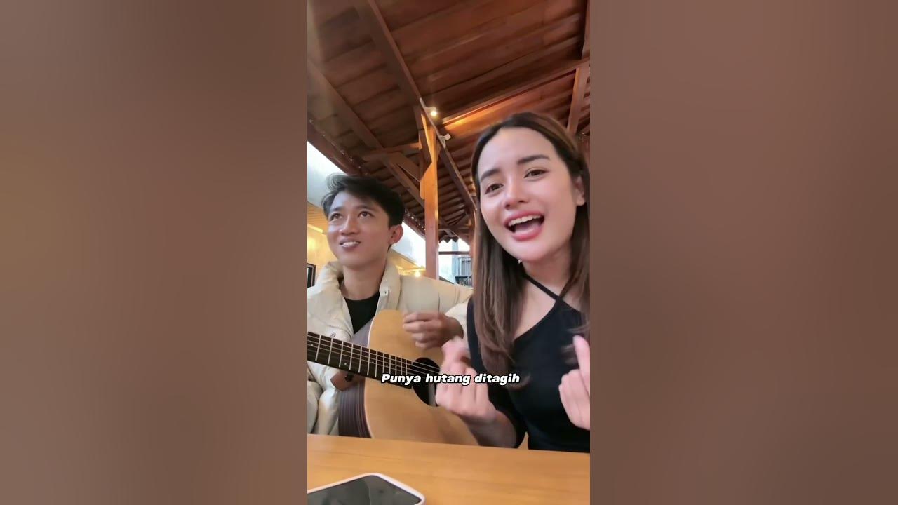 niat buat di iringin.Mas nya malab salah fokus sama lirik nya🤣