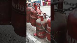 Long line got cylinders anger awaken!!! #gasshortage #cylindercrisis #apnacameraman