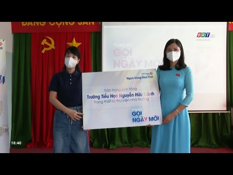 Video Ngân hàng bản Việt trao tặng thiết bị thư viện cho... - YouTube
