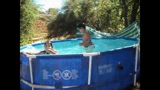 Niño Tonto Que Piensa Que Al Taparse El Oido No Ve Ni Olle Veanlo