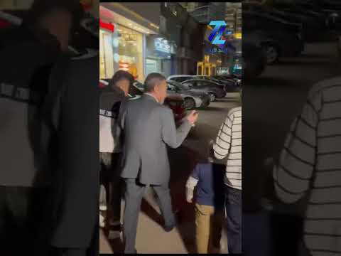 كسر تلفونه شاهد كيف تصرف الفنان احمد عبدالعزيز مع معجب حاول يتصور معاه