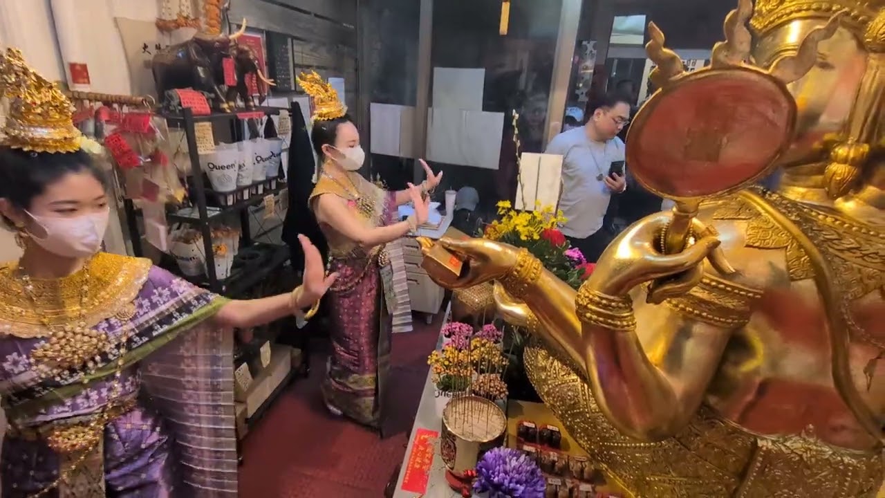 Austin Guo所發佈的影片-1150301土城四面佛(大梵天王)安座周年慶祝活動暨餐會-泰國專業舞者向大梵天王(四面佛)獻舞04