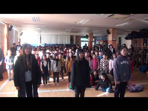 Kids singing pop songs at the 2017 English Festival.