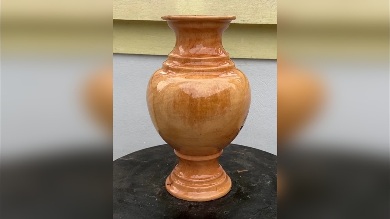 仅需轻轻一触，木块瞬间变身 木工车床技艺精湛，刀法精准，巧妙雕琢木材曲线，打磨出光滑纹理，展现手工艺术之美。