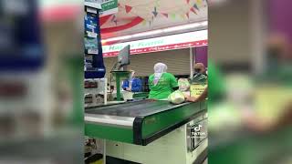 'KURANG AJAR !! SENANG HIDUP KAU??!' VIRAL VIDEO CUSTOMER TAK PUAS HATI DENGAN AKAK CASHIER...