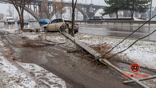 В Днепре на Малиновского занесло KIA: авто завалило столбы