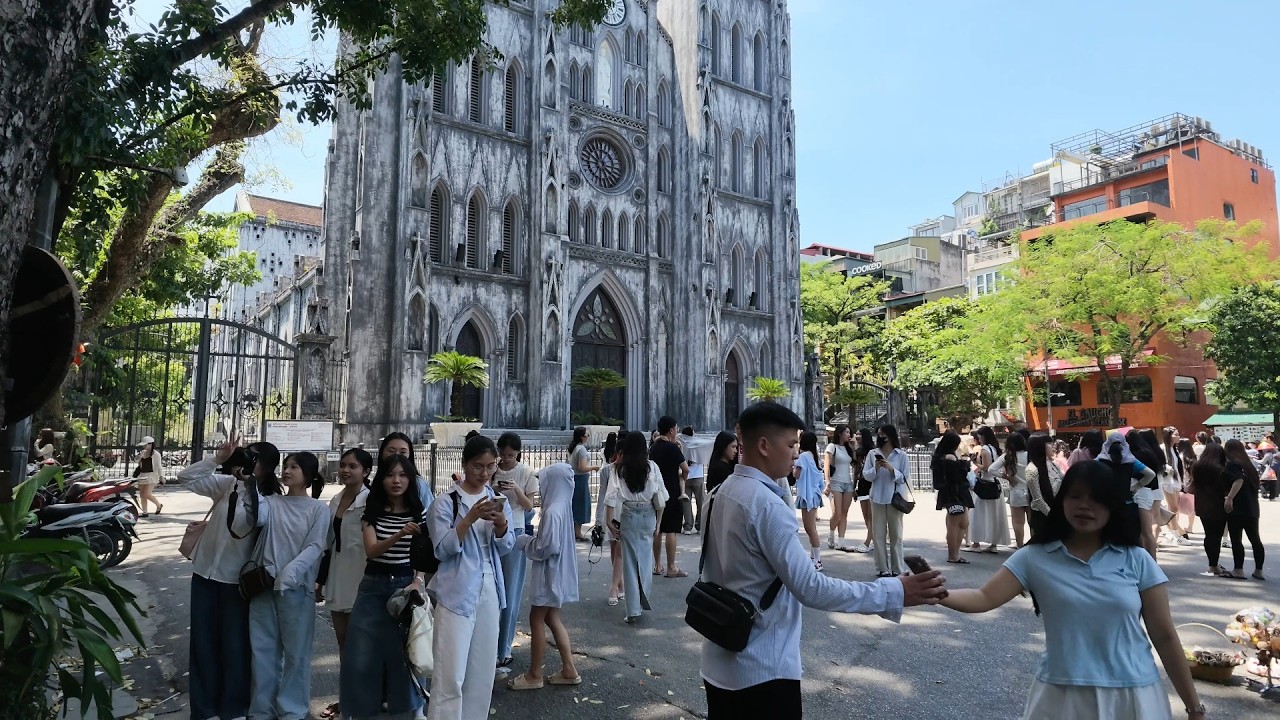 Strolling Through Hanoi for Delicious Bánh Cốm & Sizzling Garlic Duck – Video