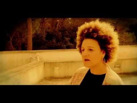 Assista ao videoclipe da música {trackName} de {artistName}