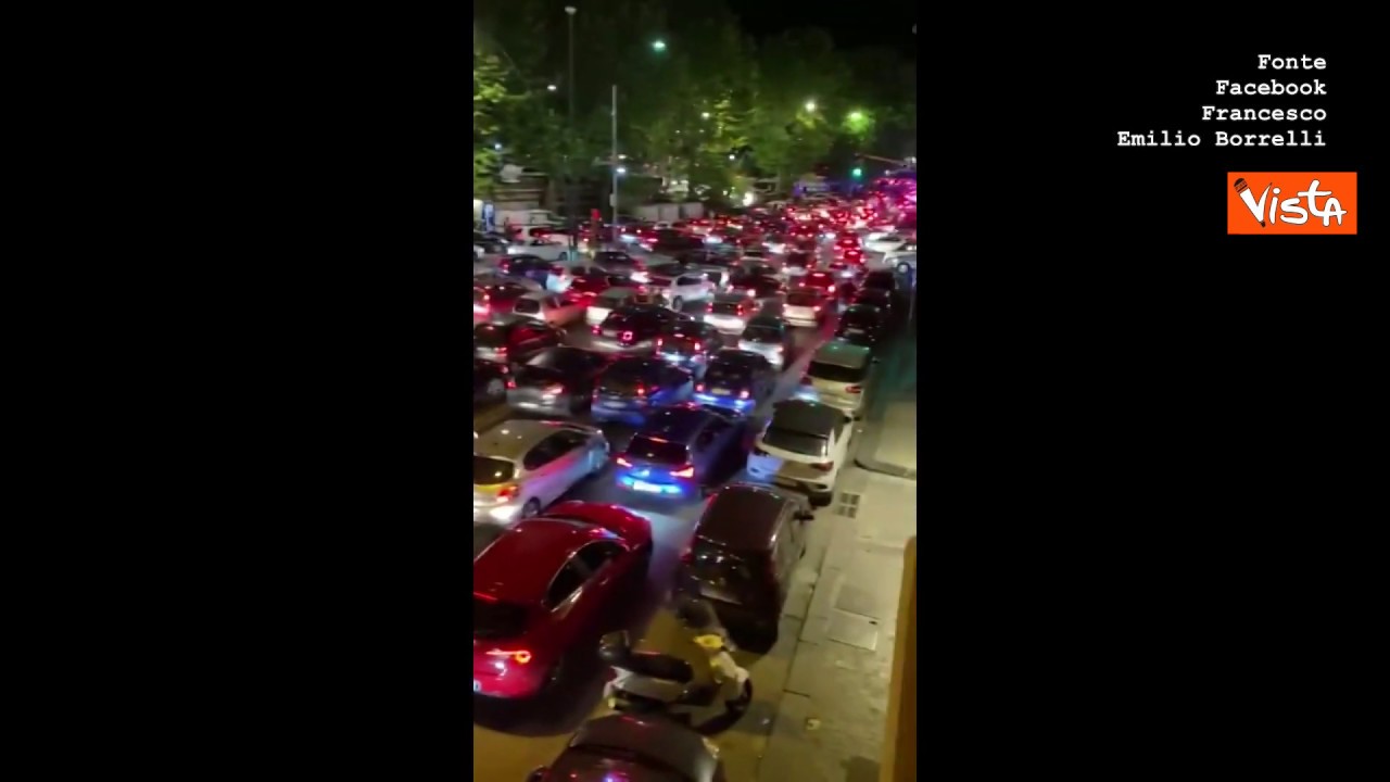 Il traffico incredibile alle 3 di notte a Napoli