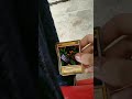 abrindo pacotinhos de cartas de yu gi ho detalhe na escola