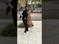 العازف نيجيري يزور لبنان ويمشي في شوارعها