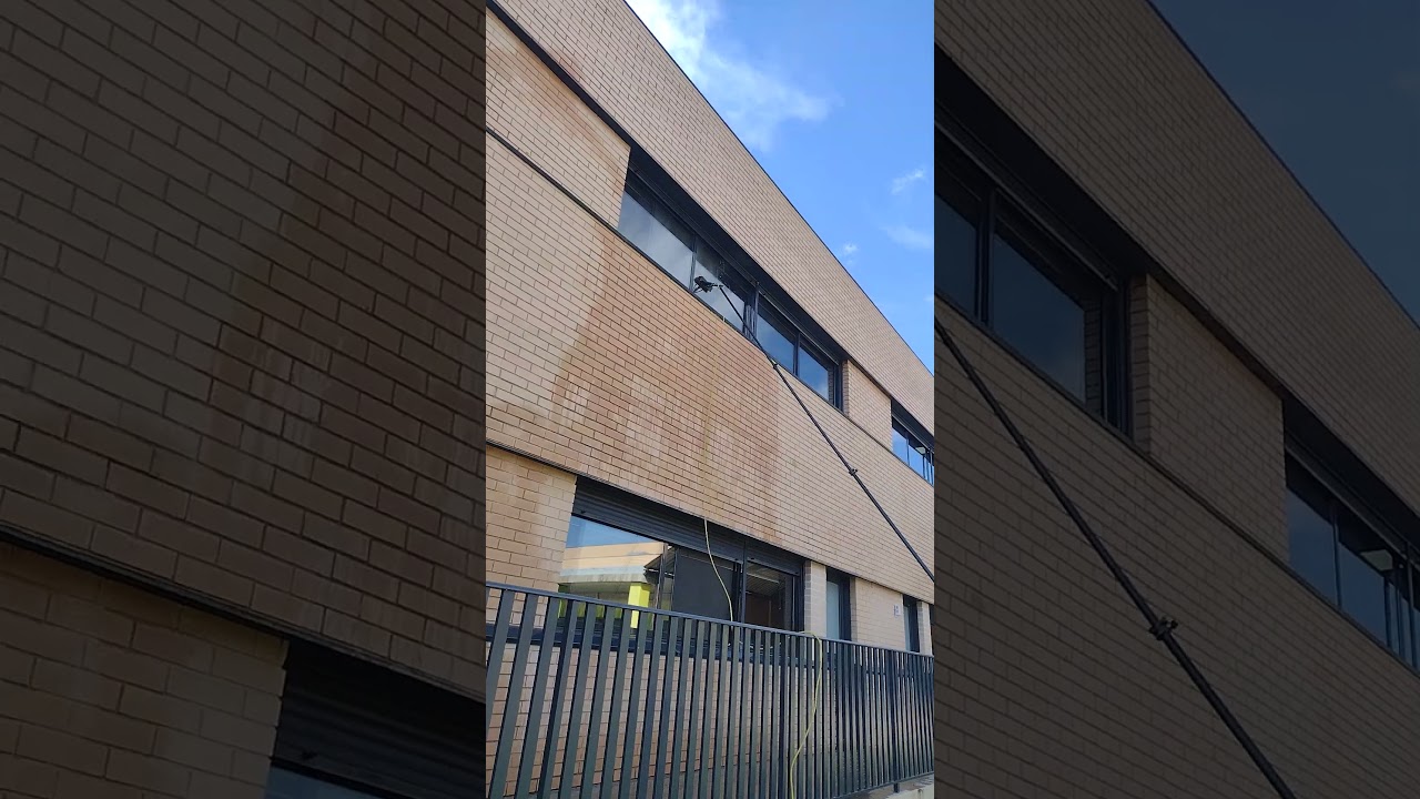 Limpieza de cristales altos en un colegio de la Comunidad de Madrid