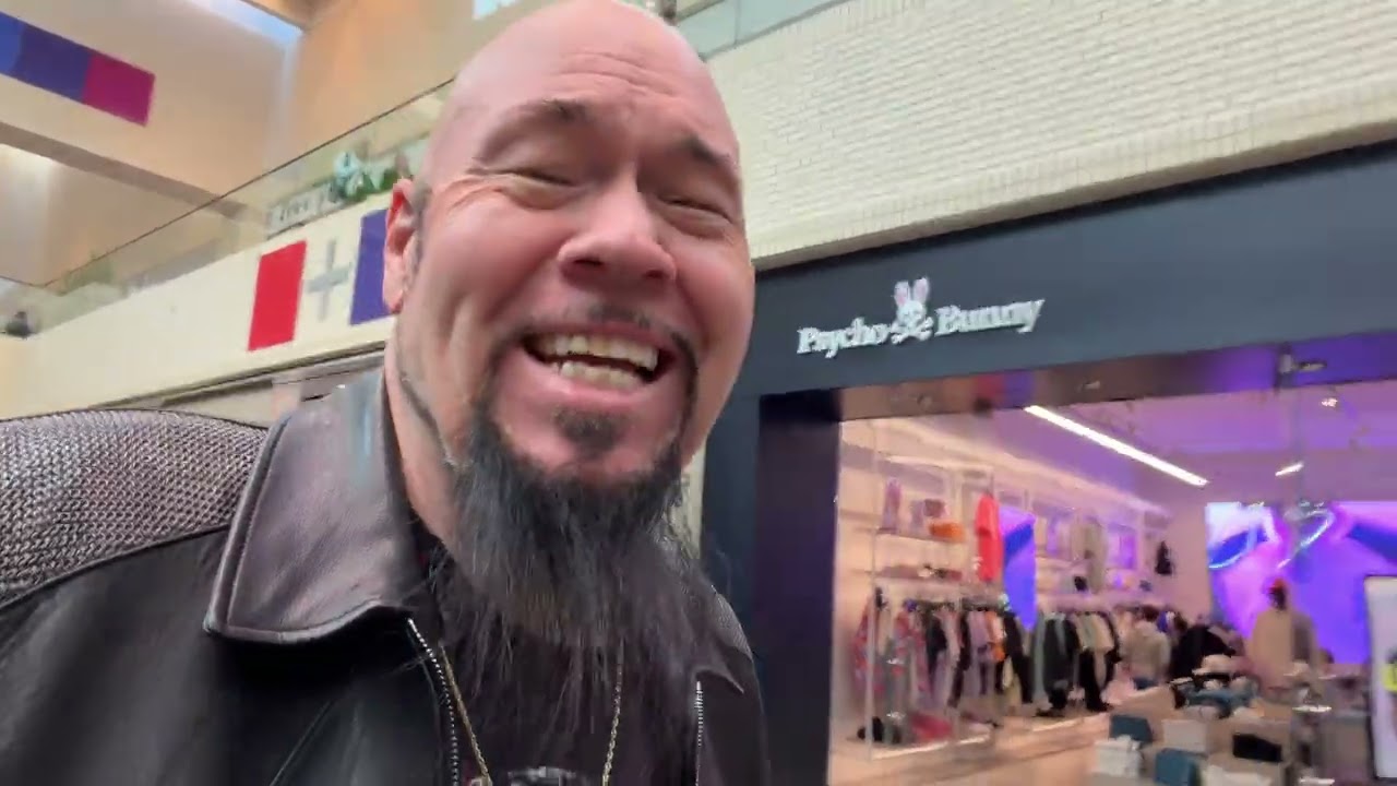 Посетить торговый центр North Park Mall в Далласе и посмотреть грандиозный фильм про Элвиса!