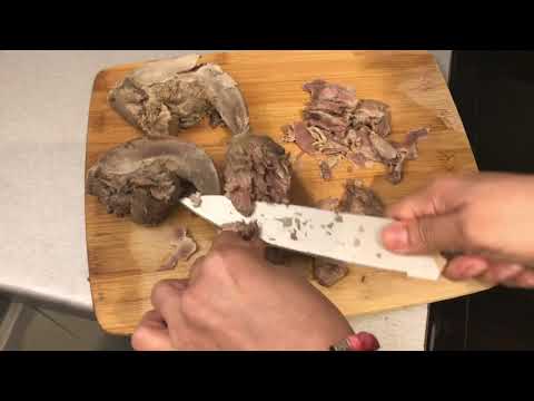 Video: Lengua De Cerdo Al Horno Con Anchoas Y Queso