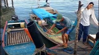 Hiruk Pikuk Kapal Tradisional di Pelantar KUD Pagi Hari