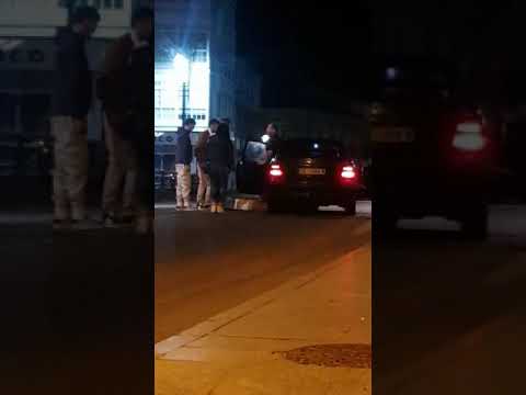 Una joven tira el colch&oacute;n al T&aacute;mega delante de la Guardia Civil