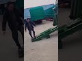 تحتوي رافعة هذه الشاحنة على زنبرك مثبت، مما يسمح للرافعة بالتحرك لأعلى ولأسفل بسهولة.