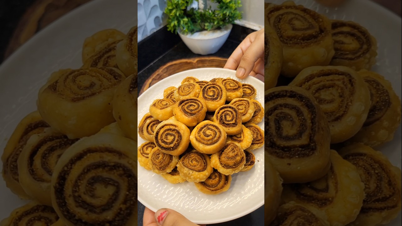 kya aapne kabhi sirf ghar ke bache hue  saman se ye crispy bhakharwadi banaya hai? #shorts