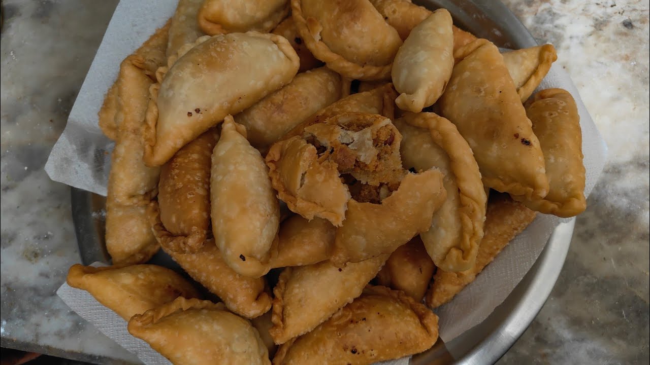 घर पर बना शुद्ध और टेस्टी मावा गुजिया - पार्ट 2 #food #homecuisine #cooking #recipe #holi #homemade 