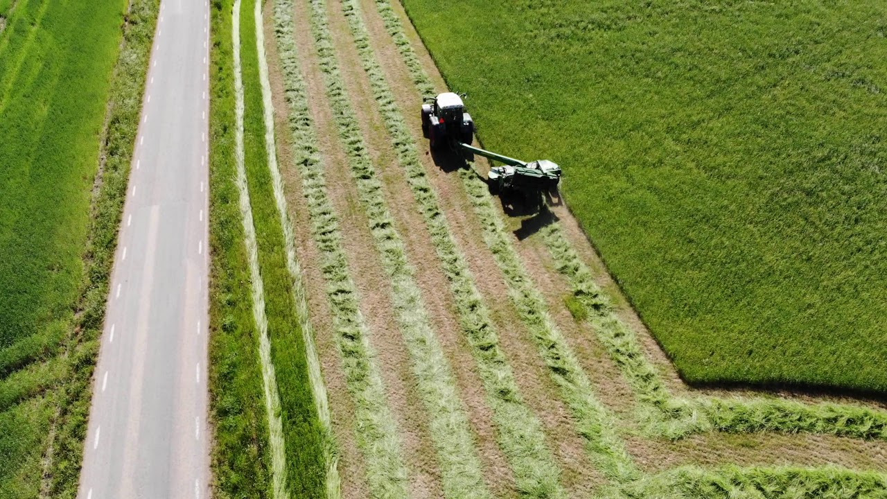 Slåtterkross på Öja med Fendt 716 och JD 735