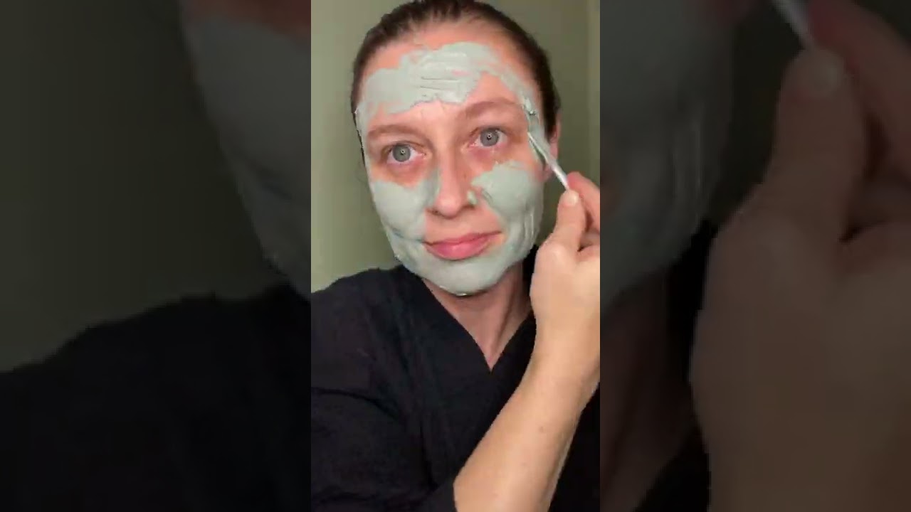 How does ANAIRUI Green Tea Cleansing Clay Face Mask for Oil Skin Remove Blackheads?