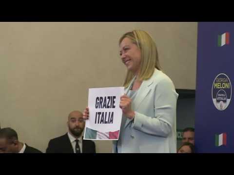 Video Record durata Governo Meloni, la premier festeggia la vittoria con cartello Grazie Italia nel 2022