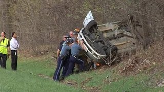 Rollover crash closes right lane of I-91 in West Springfield