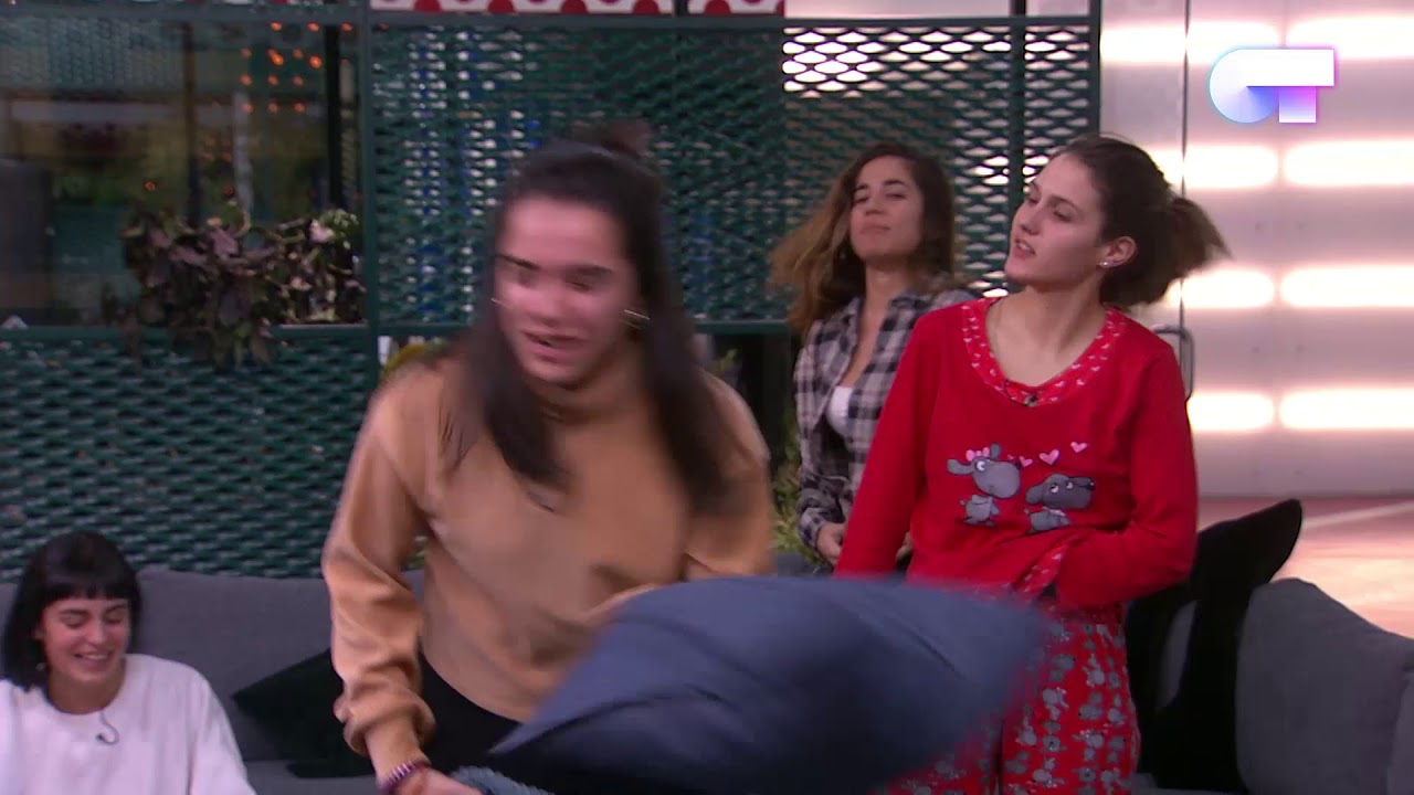 GUERRA de ALMOHADAS mientras suena "BUENAS NOCHES" | OT 2018