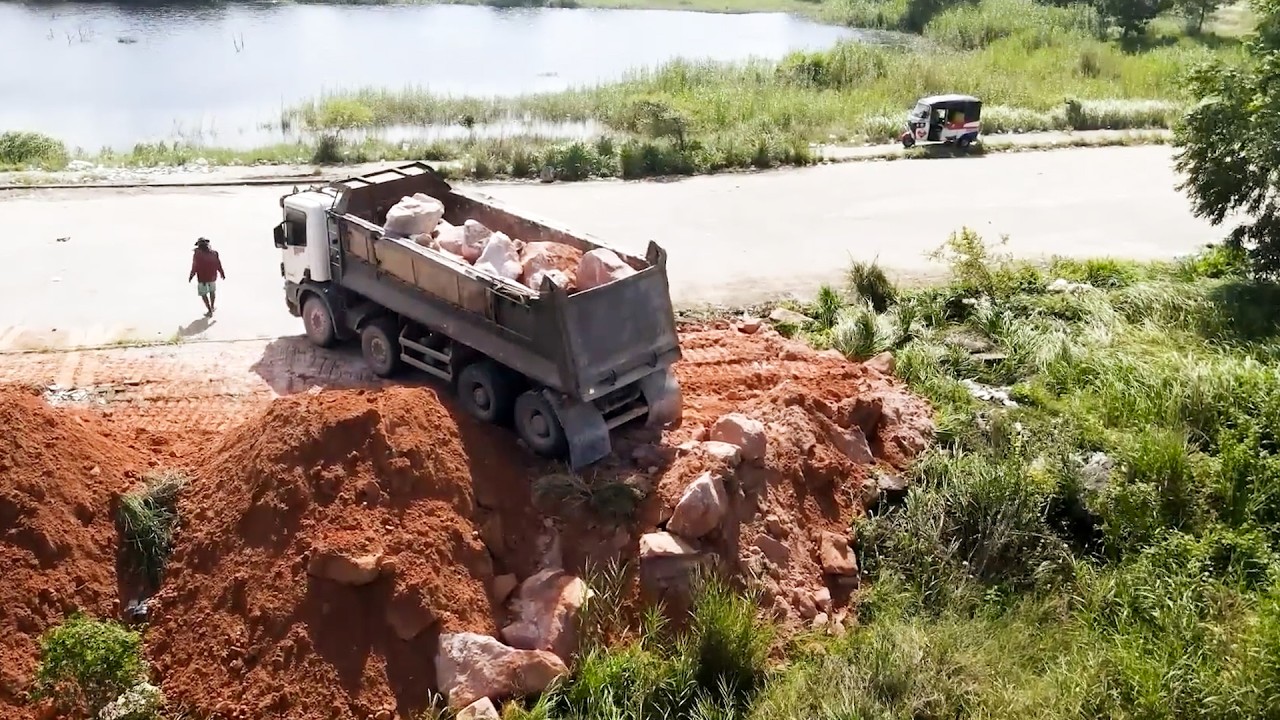 Large Site Landfill Project! Excellent KOMATSU Bulldozer Push Soils  With Big Team Trucks 25t