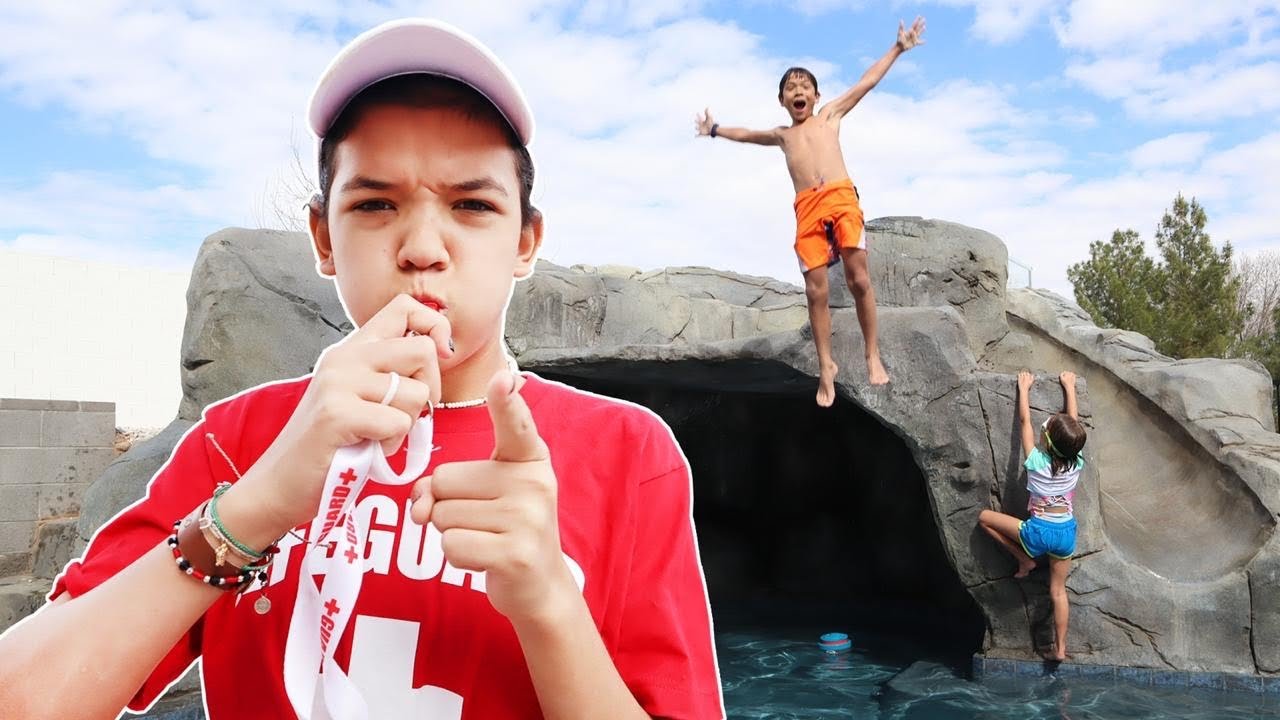 Покиньте бассейн последним! Спаситесь от СПАСАТЕЛЬНИЦА-ПОДРОСТКА!