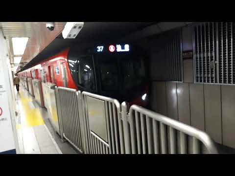 なんとなく電車：東京メトロ新宿駅三丁目駅：丸ノ内線池袋行き新型車両2000系発車光景：線路中央の溝には夥しい量の水が20220522_193904