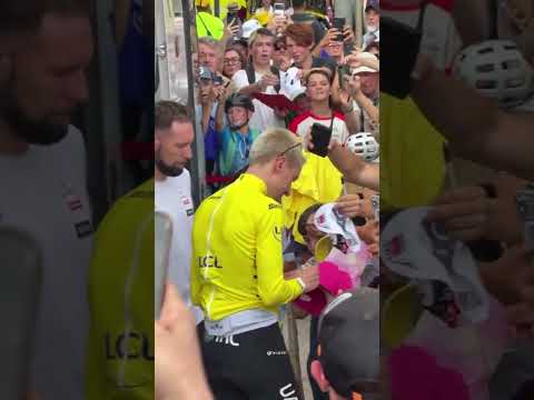 Everyone wants a moment with Tadej Pogačar! 💛