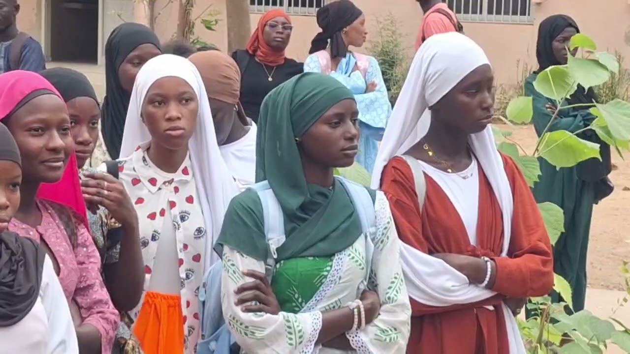 Député ismaila diallo à remise d'une risographie d'une valeur de 1700.000f au lycée  khassim Mbacké