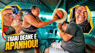 DEANE VÊ GALO CEGO BEIJANDO OUTRA NA TV DO BAR E PAU QUEBRA 😱😱 | GALO CEGO