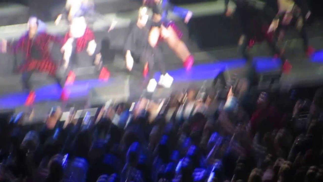 Justin Bieber- Boyfriend Live Jingle Ball