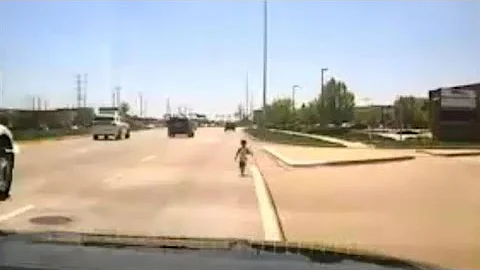 Cop Rescues Toddler Wandering Along Illinois Highway - DayDayNews