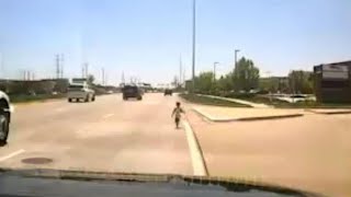 Cop Rescues Toddler Wandering Along Illinois Highway Resimi