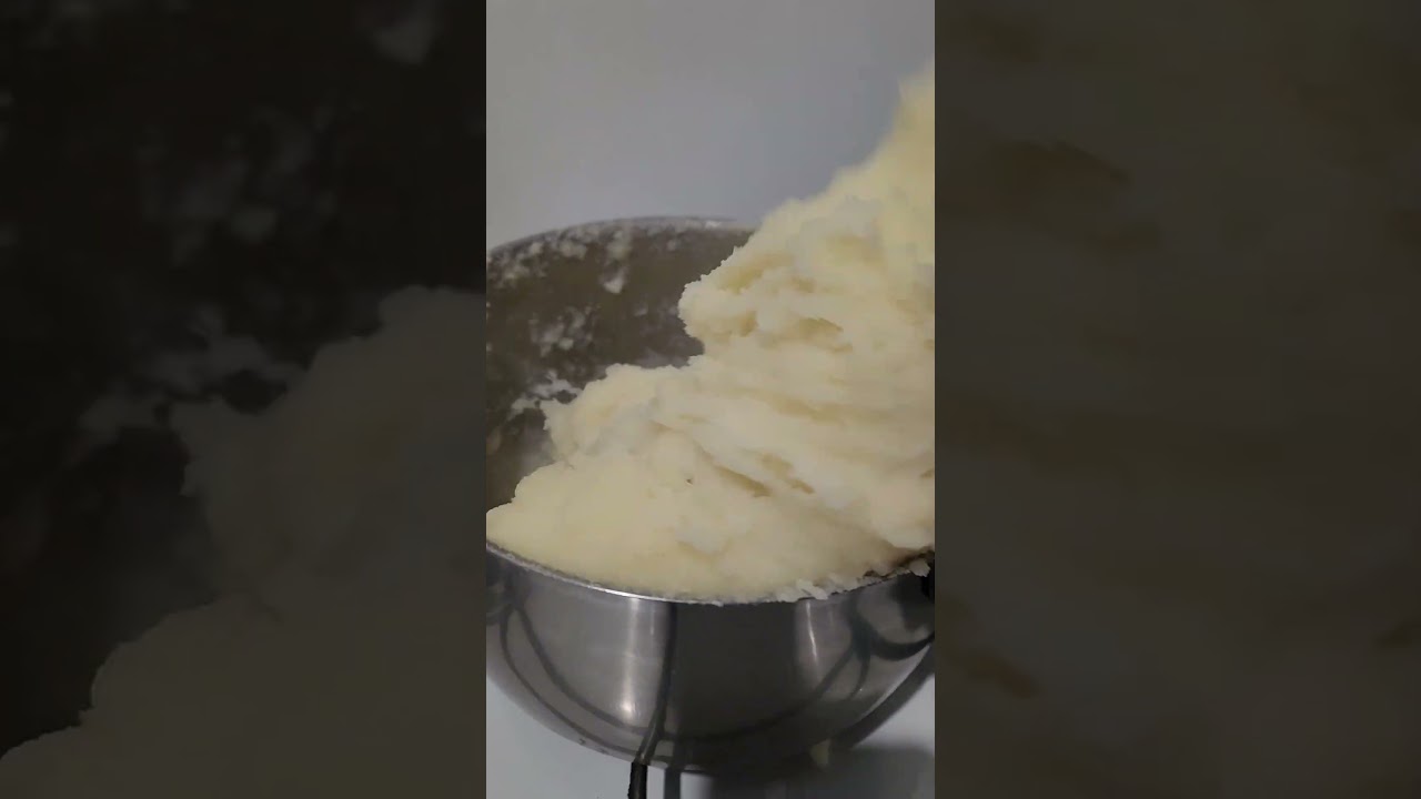 THIS IS HOW THE AFRICANS MAKE THIER FUFU. 