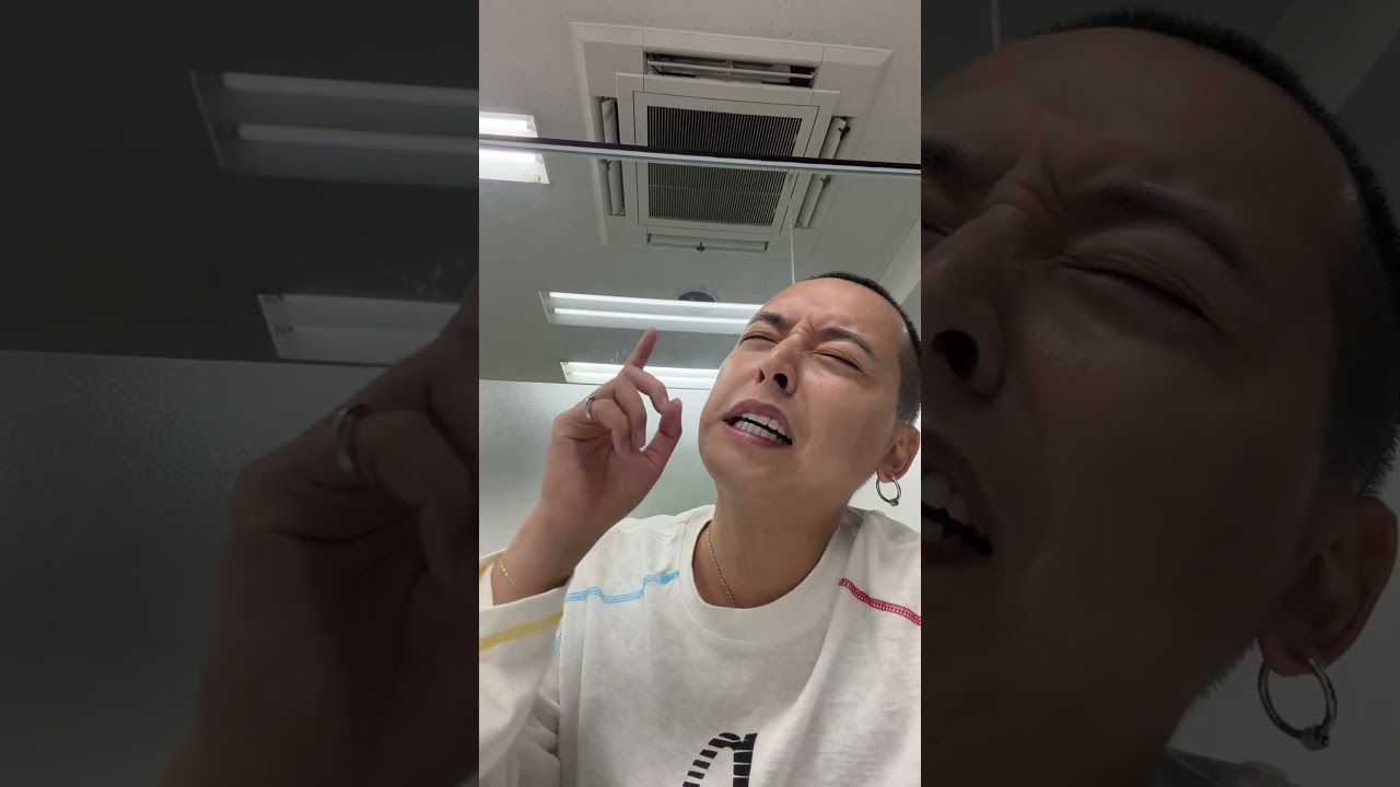 vào nhà vệ sinh nữ để tìm đồ bị mất mỗi tội anh ra vào hơi nhiều lần thôi