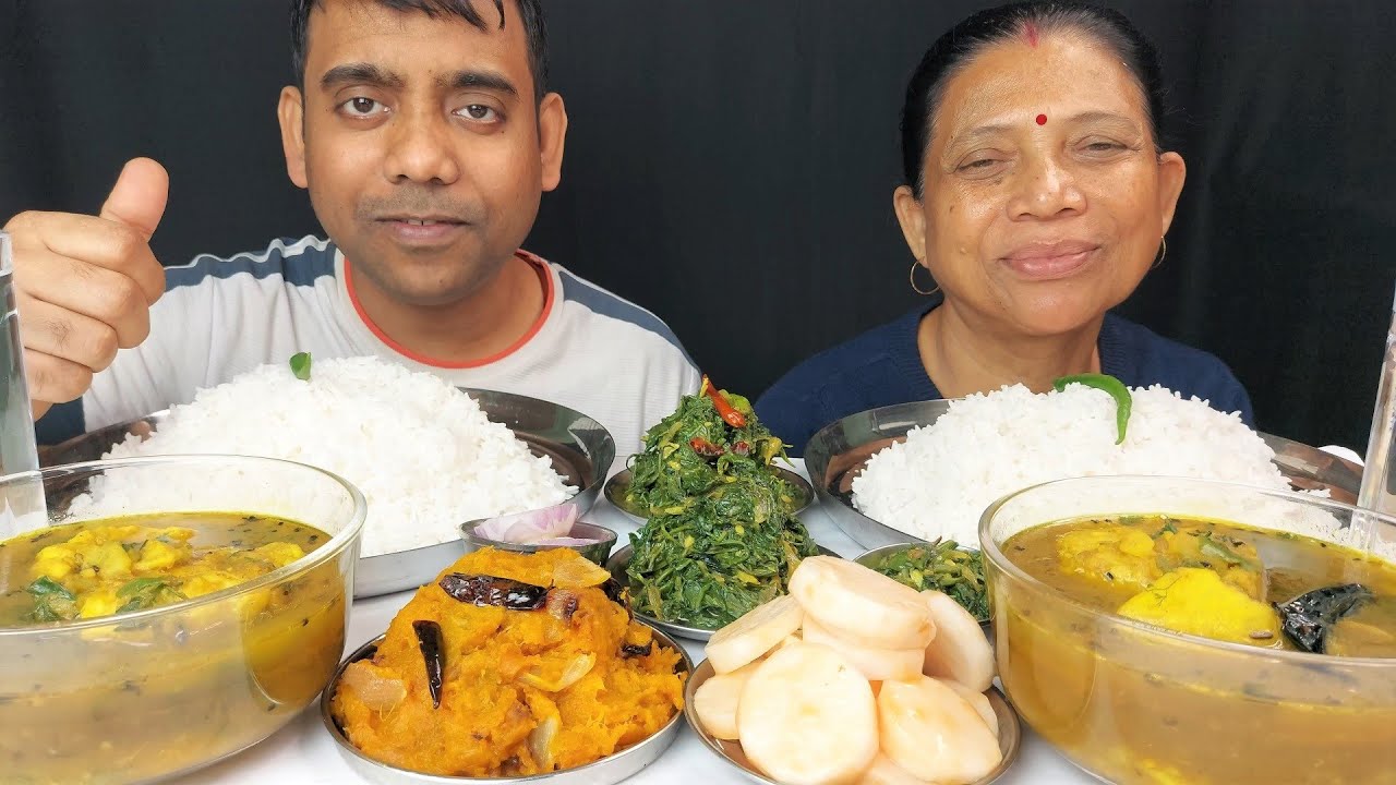 SPINACH RECIPE WITH MOTHER AND SON LUNCH EATING SHOW