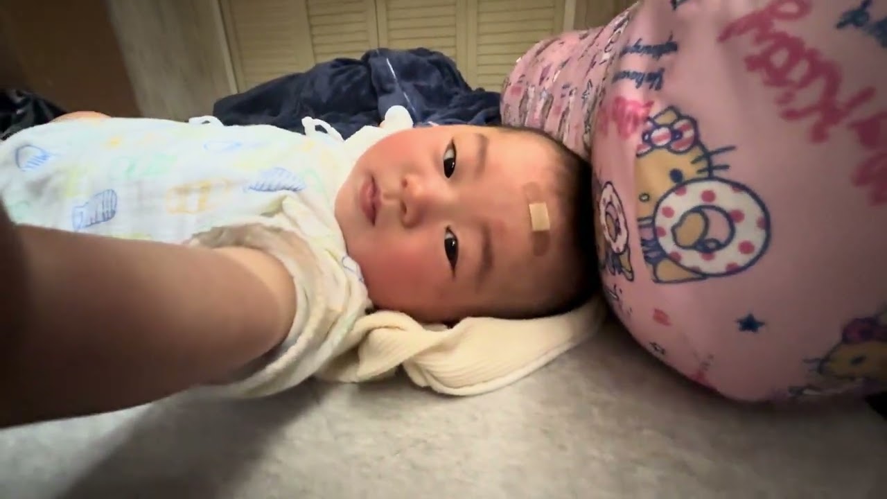 寝起きの末っ子ちゃん👶撮影していたら手でパシパシ🖐️#りおたけチャンネル  #赤ちゃん #赤ちゃんのいる生活 #末っ子ちゃん #あかちゃん 