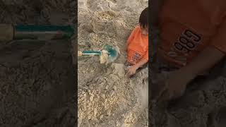 Me Enterraram Na Areia Da Praia