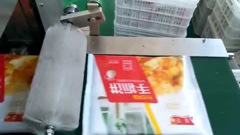 Frozen pancake piece flow type film wrapping pillow bag filling sealing packaging machine